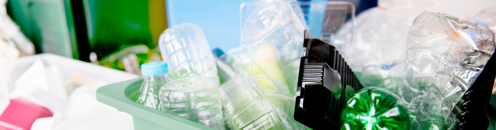 bottiglie-di-plastica-usate-nei-cassonetti-per-il-riciclaggio-per-la-campagna-della-giornata-della-terra
